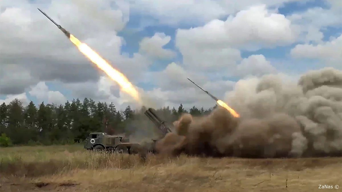 НМ ДНР работает по противнику реактивными системами залпового огня БМ-21 «Град»